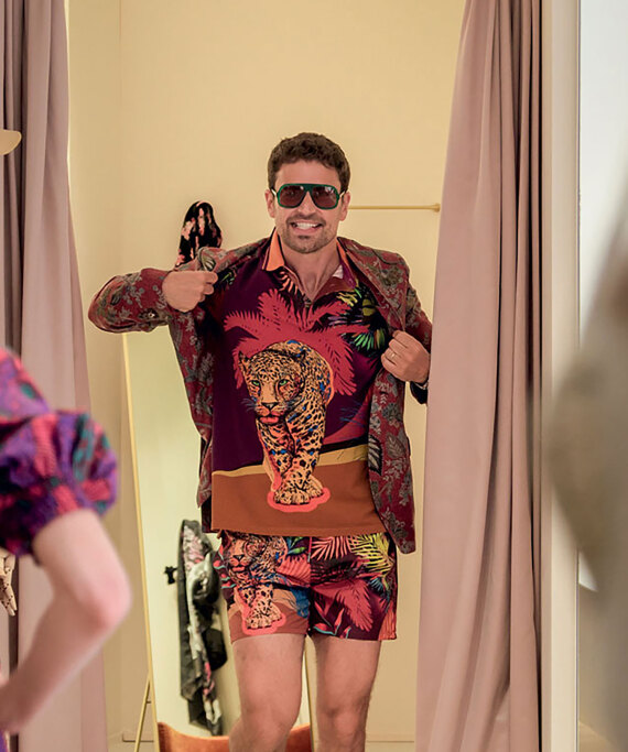 Τέο Τζέιμς, o Έλληνας θεός του Netflix - «Αν έπαιρνα τον ρόλο του Μποντ, θα με φώναζαν Μποντόπουλο»