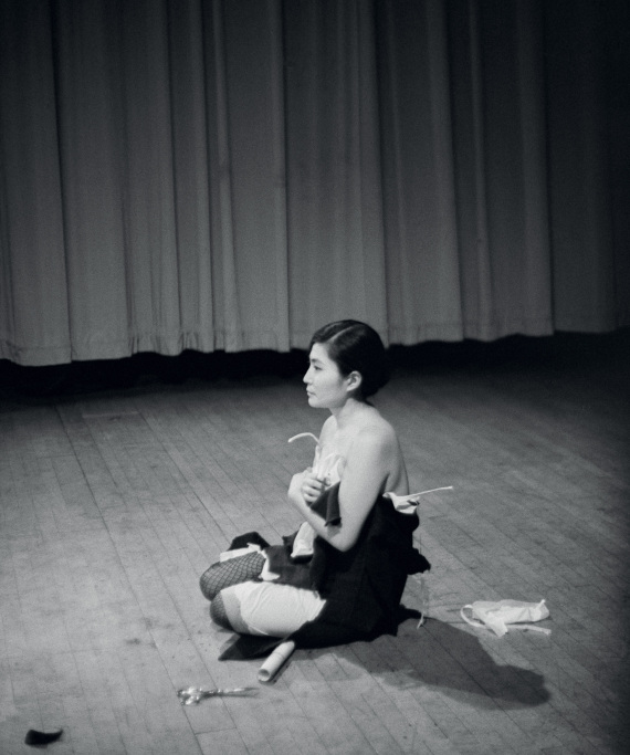 Γιόκο Όνο: Έκθεση στο Λονδίνο παρουσιάζει το καλλιτεχνικό έργο της, καλύπτοντας επτά δεκαετίες δημιουργίας και ακτιβισμού