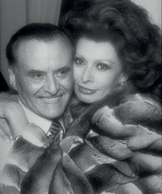 Alexandre de Paris: Ο κομμωτής που επιμελήθηκε τα χτενίσματα της Ελίζαμπεθ Τέιλορ και της Όντρεϊ Χέπμπορν