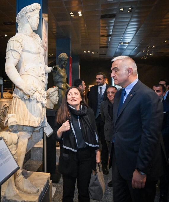 Ζεϊνέπ Μποζ στον Δανίκα: «Πήρα προσωπικά την επιστροφή των Γλυπτών του Παρθενώνα»