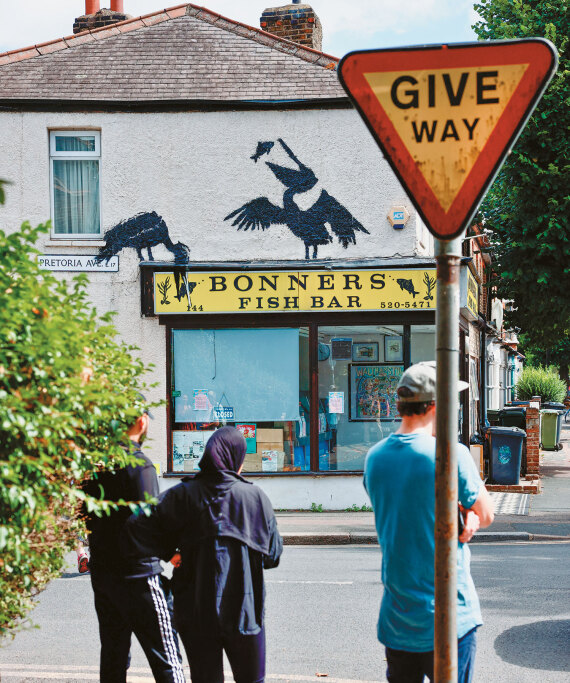 Banksy: Κανείς δεν ξέρει τον graffiti artist που τρέλανε το Λονδίνο... εκτός από τον Έλληνα μάνατζέρ του