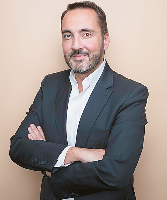 Δύο Έλληνες πίσω από τη σημαία στην τελετή λήξης των Ολυμπιακών