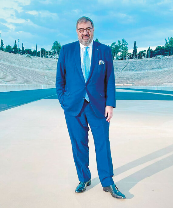 Δύο Έλληνες πίσω από τη σημαία στην τελετή λήξης των Ολυμπιακών