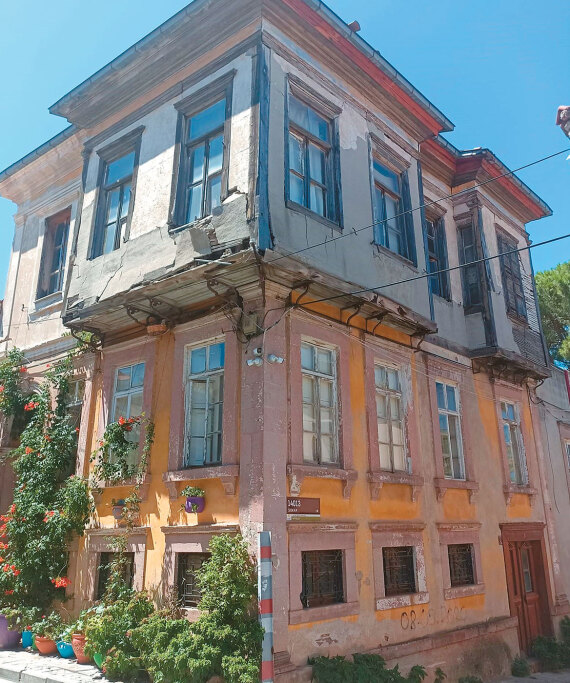 Στη ρωγμή του χρόνου τα σπίτια μεγάλων λογοτεχνών - Ποιος θα τα σώσει;