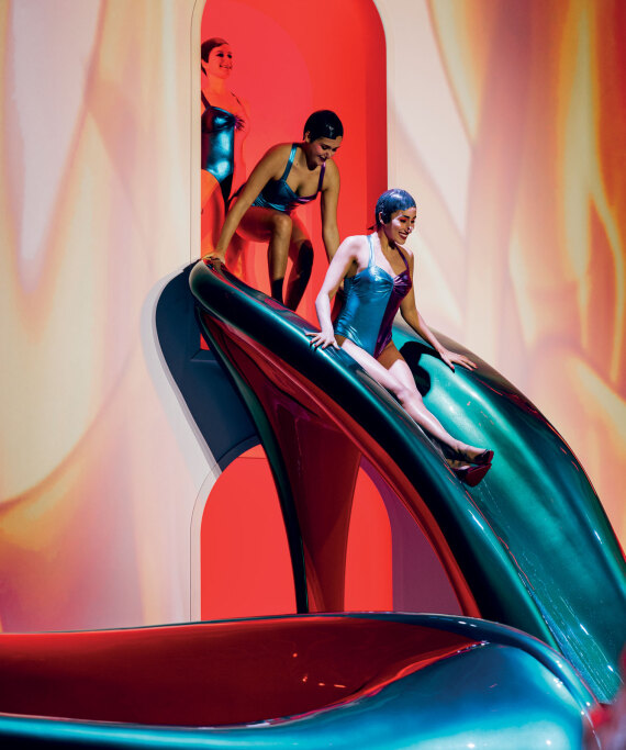 Στην πισίνα με... Christian Louboutin - Δείτε φωτογραφίες από την επίδειξη του Γάλλου σχεδιαστή