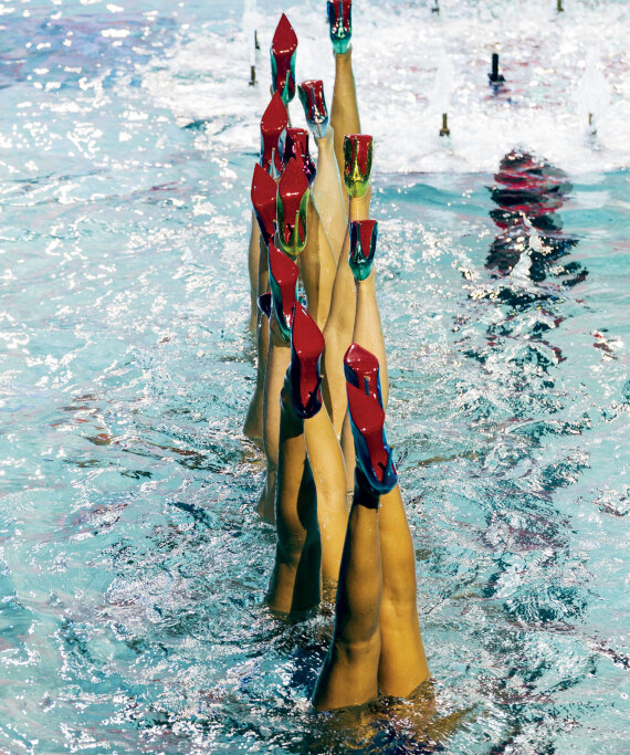 Στην πισίνα με... Christian Louboutin - Δείτε φωτογραφίες από την επίδειξη του Γάλλου σχεδιαστή