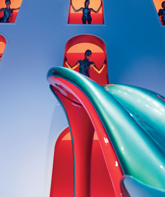 Στην πισίνα με... Christian Louboutin - Δείτε φωτογραφίες από την επίδειξη του Γάλλου σχεδιαστή