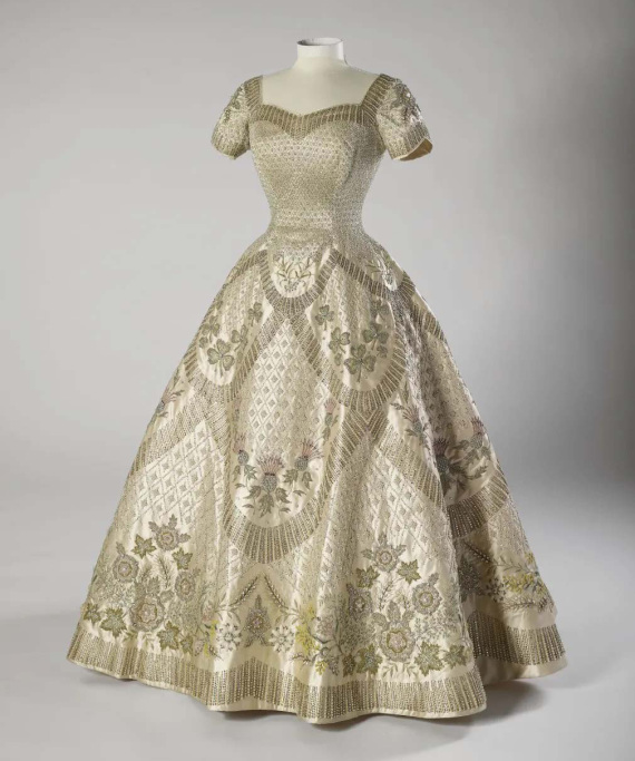 Τα ρούχα της Ελισάβετ που έγραψαν ιστορία: Από παρανυφάκι στον ελληνικό γάμο, μέχρι τη στέψη - Τα χρώματα και οι συμβολισμοί