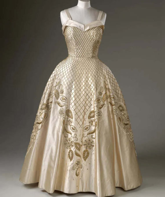 Τα ρούχα της Ελισάβετ που έγραψαν ιστορία: Από παρανυφάκι στον ελληνικό γάμο, μέχρι τη στέψη - Τα χρώματα και οι συμβολισμοί