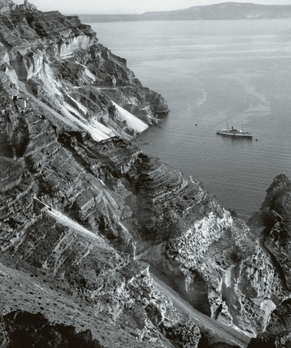 Έκθεση του Μουσείου Μπενάκη: Η Σαντορίνη με τα μάτια της Nelly’s 