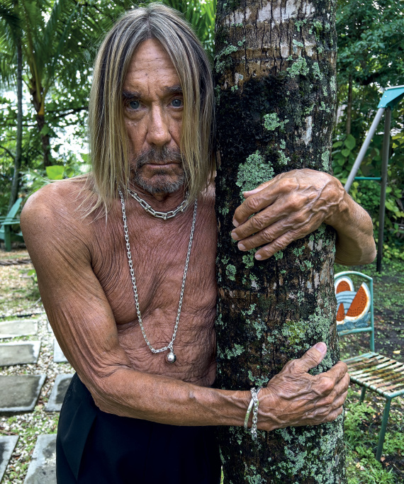 Jurgen Teller: Ο «βέβηλος» φωτογράφος που πόζαρε χωρίς ρούχα στον τάφο του πατέρα του και ξεγύμνωσε τους σταρ 
