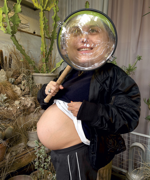 Jurgen Teller: Ο «βέβηλος» φωτογράφος που πόζαρε χωρίς ρούχα στον τάφο του πατέρα του και ξεγύμνωσε τους σταρ 
