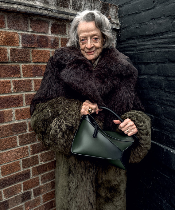 Jurgen Teller: Ο «βέβηλος» φωτογράφος που πόζαρε χωρίς ρούχα στον τάφο του πατέρα του και ξεγύμνωσε τους σταρ 
