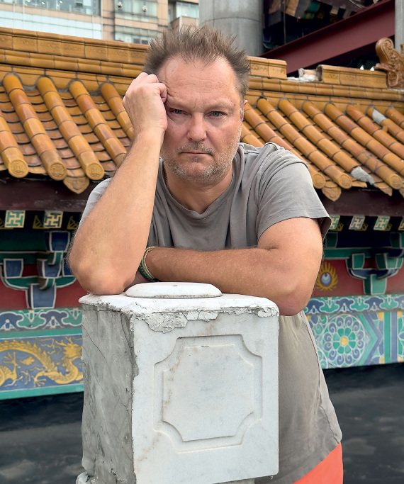 Jurgen Teller: Ο «βέβηλος» φωτογράφος που πόζαρε χωρίς ρούχα στον τάφο του πατέρα του και ξεγύμνωσε τους σταρ 
