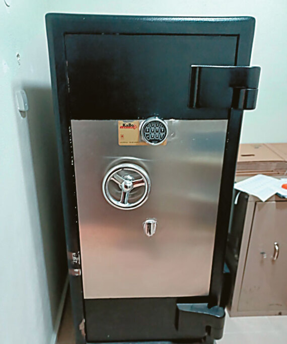 Τα «τρελά» των πλειστηριασμών: Στο σφυρί κρασιά, φάρμακα, χρηματοκιβώτια, ρουλέτες και φωτοβολταϊκά πάρκα