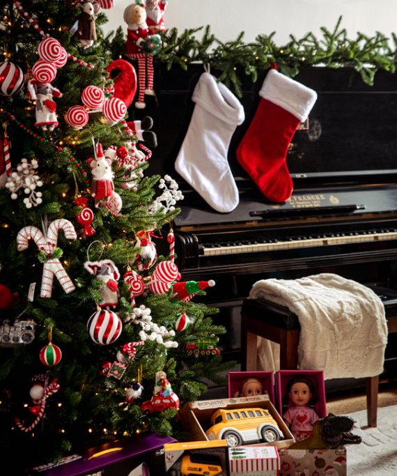 Εδώ θα βρεις όλα όσα χρειάζεσαι για να στολίσεις, να χαρίσεις και να απολαύσεις τις γιορτές στο MAXιμουμ
