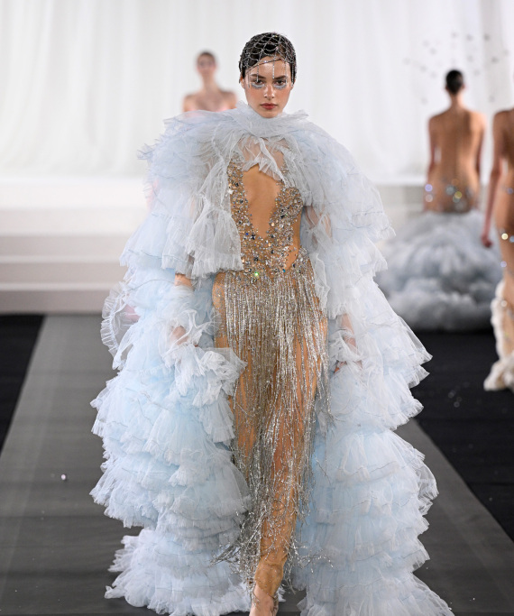 Παρίσι: Η Σίλια Κριθαριώτη στο πάνθεον της υψηλής ραπτικής με τη συλλογή Old Hollywood Avant-Première