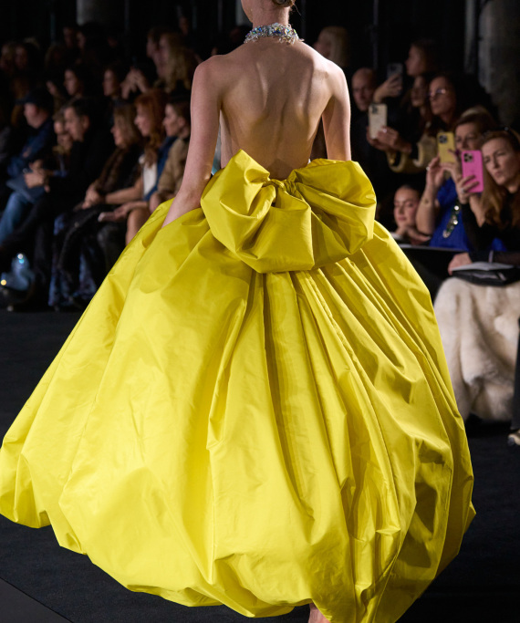 Παρίσι: Η Σίλια Κριθαριώτη στο πάνθεον της υψηλής ραπτικής με τη συλλογή Old Hollywood Avant-Première