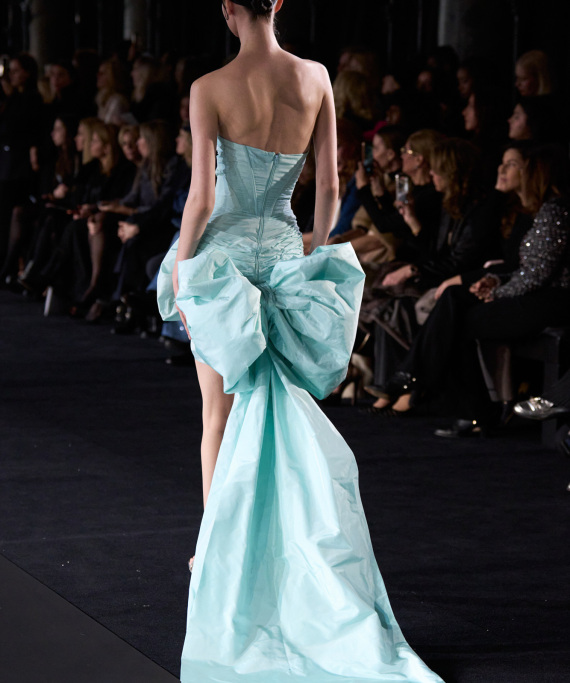 Παρίσι: Η Σίλια Κριθαριώτη στο πάνθεον της υψηλής ραπτικής με τη συλλογή Old Hollywood Avant-Première