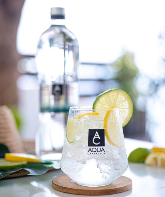 Ποιο είναι το νερό που κάνει reset στον οργανισμό μας μετά το γιορτινό τραπέζι