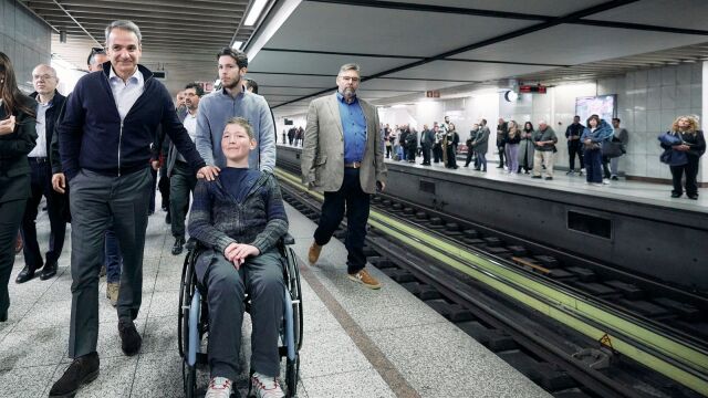 Ο Μητσοτάκης είδε από κοντά τις βελτιωμένες παροχές που εξασφαλίζει η νέα πλαστική Κάρτα Αναπηρίας στο μετρό της Αθήνας, δείτε βίντεο