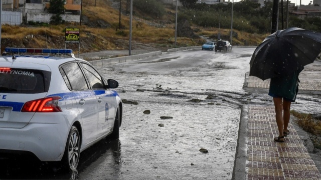 Υπερχείλισαν χείμαρροι μετά την κακοκαιρία στην Χαλκιδική: Διακοπές κυκλοφορίας σε δρόμους της περιοχής