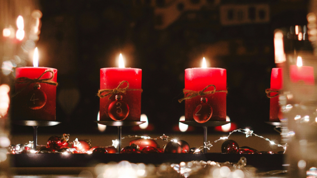 Οχτώ κεριά που θα κάνουν το σπίτι να μυρίζει Χριστούγεννα