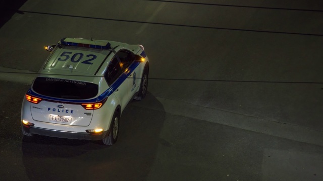 Γυναίκα απειλεί να πέσει από ταράτσα πολυκατοικίας στον Κορυδαλλό