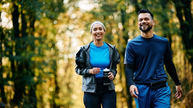 Η καθημερινή συνήθεια που μας προσφέρει φυσική λάμψη, ενέργεια και τόνωση