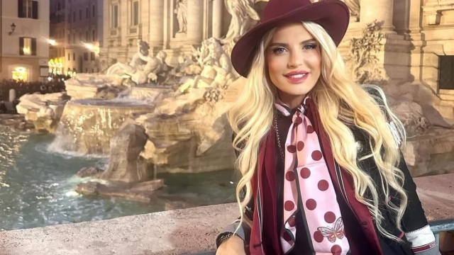 Στη Ρώμη για τα Χριστούγεννα η Μαρίνα Σταυράκη: Η φωτογραφία της στη Φοντάνα ντι Τρέβι