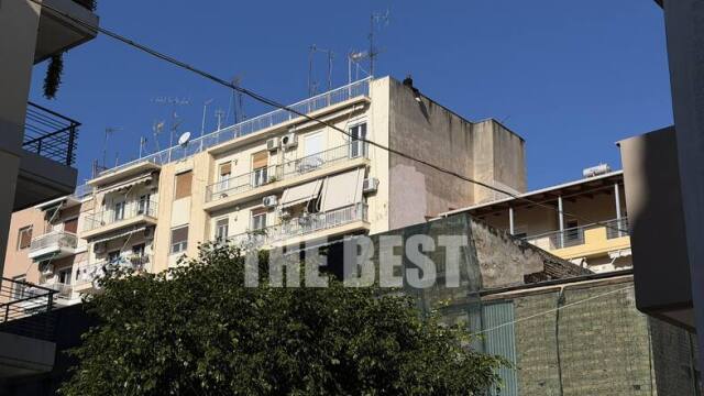 Πάτρα: Πείστηκε να κατέβει η γυναίκα που απειλούσε να πέσει από ταράτσα πολυκατοικίας, δείτε βίντεο και φωτογραφίες