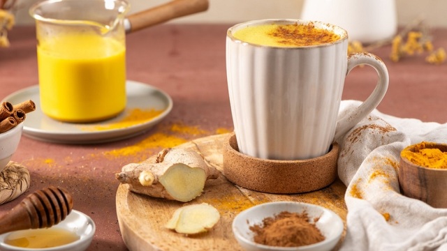 Τι πίνουμε το βράδυ για καλύτερο ύπνο: 7 ροφήματα που βοηθούν πραγματικά