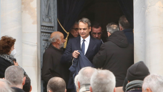 Το τελευταίο «αντίο» αυτή την ώρα στον πατριάρχη της Βιοχάλκο Νίκο Στασινόπουλο, παρών και ο Κυριάκος Μητσοτάκης