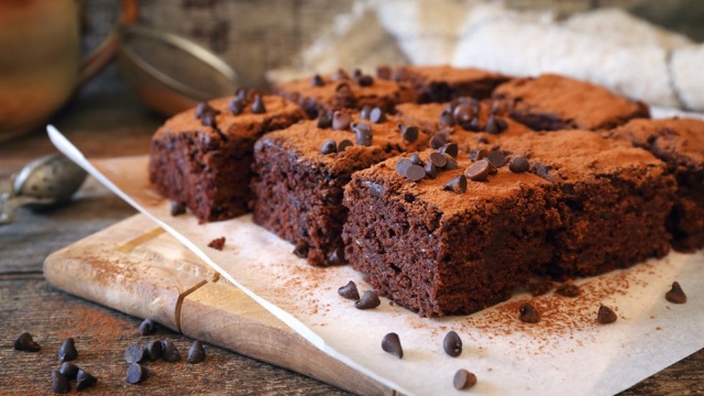 Αφράτη, ζουμερή και σοκολατένια: 7 λαχταριστές συνταγές για σοκολατόπιτα