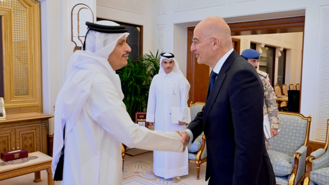 Οι εξελίξεις στη Μέση Ανατολή κυριάρχησαν στη συνάντηση Δένδια με τον Εμίρη του Κατάρ 