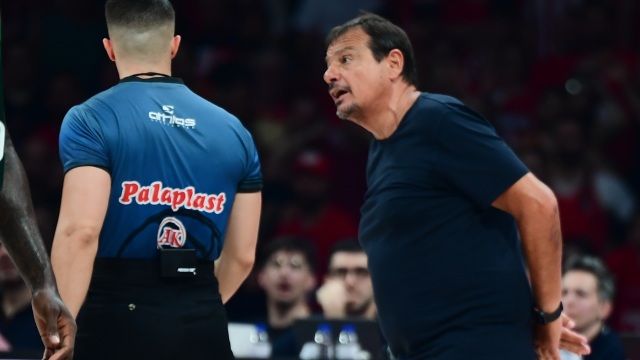 Απαλλάχθηκε ο Αταμάν για το σακάκι που έβγαλε στο ΣΕΦ, χρηματικό πρόστιμο στον Ολυμπιακό για τα υβριστικά συνθήματα