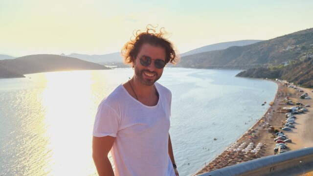 «Κομμάτι της ψυχής μου, καλοκαίρι και χειμώνα»: To Ναύπλιο του τραγουδιστή Άγγελου Ανδριανού