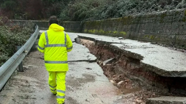 Στη δίνη της κακοκαιρίας η δυτική Ελλάδα: Πλημμυρισμένοι δρόμοι και ανεμοστρόβιλοι