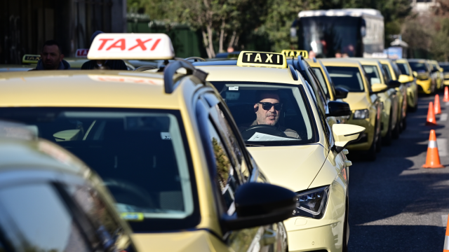 Live η κίνηση: Μποτιλιάρισμα στο ανοδικό ρεύμα του Κηφισού από το ύψος της Ιεράς Οδού, στο κόκκινο και το κέντρο - Απεργούν τα ταξί 
