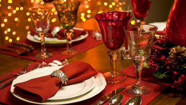 Χριστούγεννα στο πατρικό, εκεί που δεν θα είστε ποτέ πάνω από 12 χρονών...