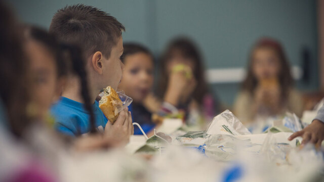 Ένα στα δύο παιδιά εξακολουθεί να πεινάει στo σχολείο
