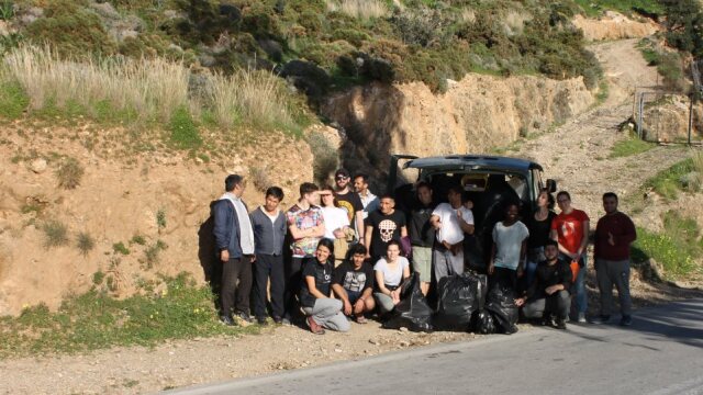 Refugees clean beaches in Leros (photos)