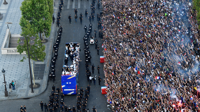 Στις «φλόγες» το Παρίσι! Η Γαλλία υποδέχθηκε τους παγκόσμιους πρωταθλητές