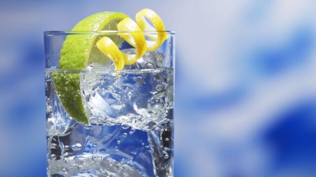 Ανθρακούχο νερό: Πόσο καλό κάνει τελικά; 