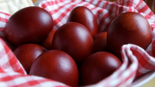 Το βάψιμο των αυγών και το τσούγκρισμα το Πάσχα