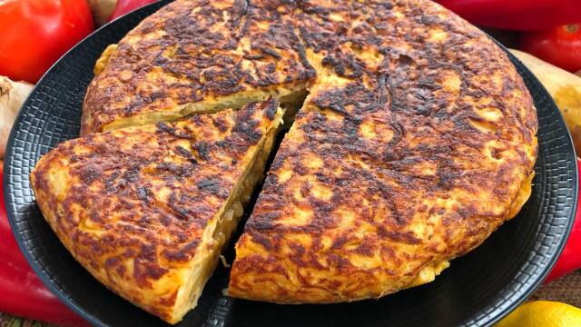 Ισπανική τορτίγια με καραμελωμένα κρεμμύδια