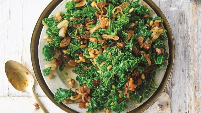 Πράσινη σαλάτα με kale, κορινθιακή σταφίδα και κουκουνάρια