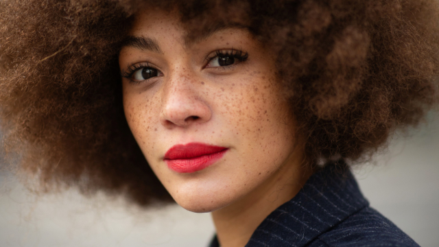 Πώς θα αφαιρέσετε το σταθερό, ματ κραγιόν χωρίς προϊόν ντεμακιγιάζ