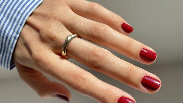 Αν κάνετε μόνες σας μανικιούρ, πρέπει να ξέρετε αυτό το trick
