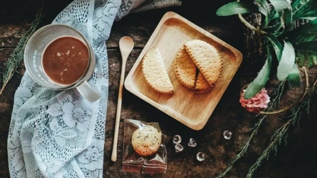 Φτιάξτε αφράτα μπισκότα με δύο μόλις υλικά